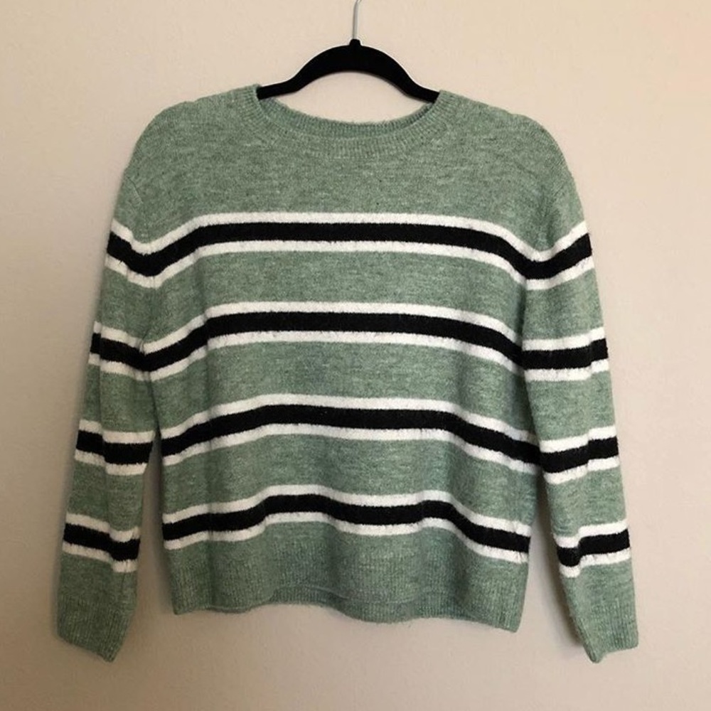 Crew neck knit sweater